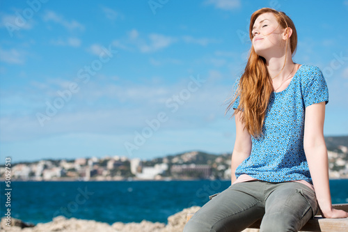 Photo: schöne frau genießt die sonne am meer schöne frau genießt die sonne am meer