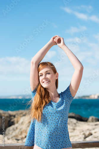Photo: junge frau genießt die sonne am meer junge frau genießt die sonne am meer