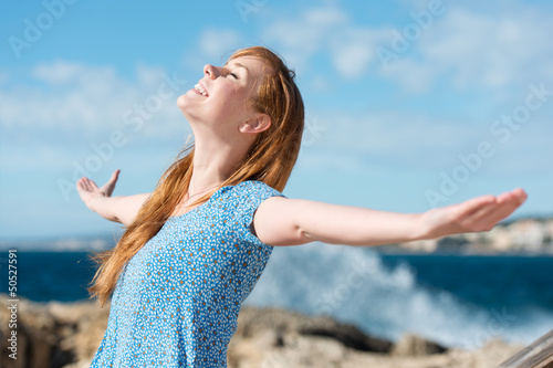Photo: frau genießt sonne am mee frau genießt sonne am mee