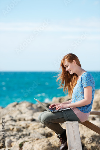 Photo: frau mit laptop am meer frau mit laptop am meer