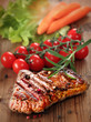gegrilltes Rindersteak mit Gemüse