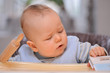 Baby beim Backen