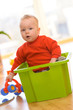 spielendes Baby sitzt in Kiste
