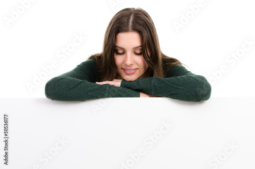 Photo: junge frau guckt auf textfläche junge frau guckt auf textfläche