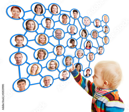 Photo: Kind berührt Verwandtschaft im Social Netzwork Kind berührt Verwandtschaft im Social Netzwork