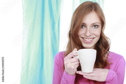 Photo: Junge Frau mit einem Becher Kaffee Junge Frau mit einem Becher Kaffee
