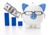 Foto: Piggy bank wearing glasses with blue graph model Piggy bank wearing glasses with blue graph model