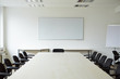 Leerer Konferenzraum mit Tafel