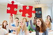 Studenten lösen Puzzle im Team