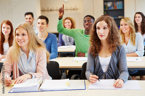 Photo: Schüler hebt Finger im Unterricht Schüler hebt Finger im Unterricht