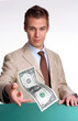 Hombre de negocios entregando dinero,pagando,