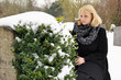 Junge Frau trauert auf Friedhof