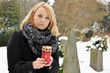 Junge Frau trauert auf Friedhof