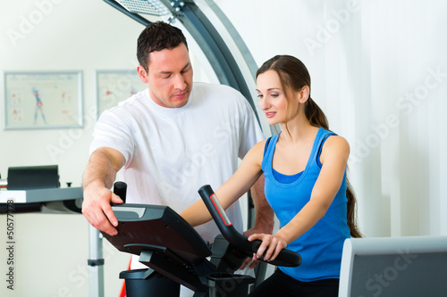 Photo: Patientin bei der Physiotherapie Patientin bei der Physiotherapie
