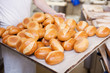 bäcker mit frischen brötchen