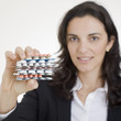 Geschaeftsfrau zeigt Tabletten
