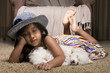 Pequeña niña duerme junto a su mascota