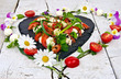 Italienisch genießen: Herz aus Mozzarella, Tomaten und Blüten