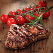 gegrilltes Steak mit frischen Tomaten