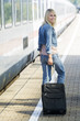 Foto: Frau mit Koffer auf dem Bahnsteig Frau mit Koffer auf dem Bahnsteig