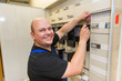 Elektriker am Schaltschrank