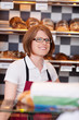 Foto: verkäuferin in der bäckerei verkäuferin in der bäckerei