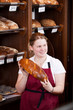Foto: auszubildende in der bäckerei auszubildende in der bäckerei