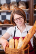 Foto: freundliche bäckereiverkäuferin freundliche bäckereiverkäuferin