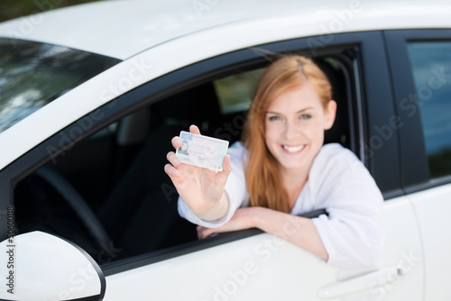 Photo: junge frau zeigt ihren führerschein junge frau zeigt ihren führerschein