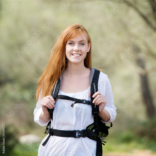 Photo: junge frau wandert mit rucksack junge frau wandert mit rucksack