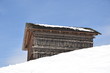 Alte Holzscheune im Winter