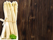 Spargel auf Holzhintergrund