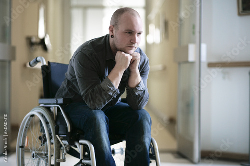 Photo: Mann im Rollstuhl Mann im Rollstuhl