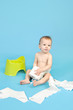 Kleinkind mit Toilettenpapier und Töppfchen