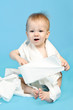 Kleinkind mit Toilettenpapier