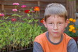 Kind nach der Gartenarbeit