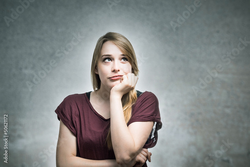 Photo: Junge Blondine grübelt Junge Blondine grübelt