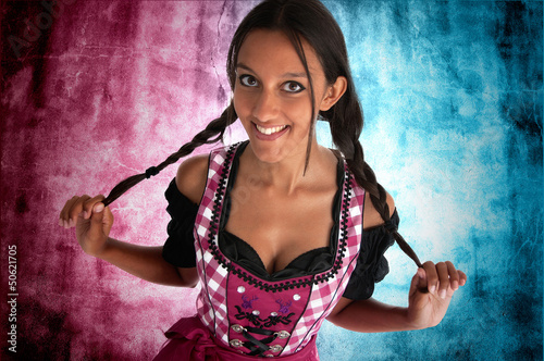 Photo: Wunderhübsche Frau im Dirndl vor buntem Hintergrund Wunderhübsche Frau im Dirndl vor buntem Hintergrund
