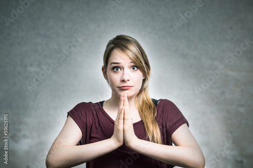 Photo: Junge Frau betet Junge Frau betet