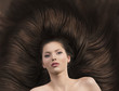 Foto: girl with long brown hair and nude shoulders girl with long brown hair and nude shoulders