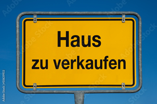 Photo: Ortsschild mit blauem Himmel HAUS ZU VERKAUFEN Ortsschild mit blauem Himmel HAUS ZU VERKAUFEN