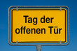 Ortsschild mit blauem Himmel TAG DER OFFENEN TÜR