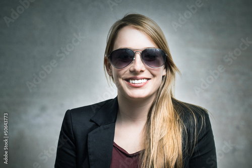 Photo: Junge blondine mit Sonnenbrille Junge blondine mit Sonnenbrille