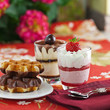 Kaffee-Schokolade- und Erdbeer-Tiramisu mit Schoko-Waffeln