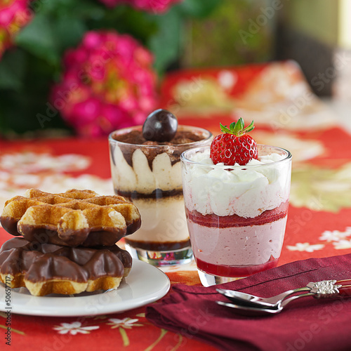Photo: Kaffee-Schokolade- und Erdbeer-Tiramisu mit Schoko-Waffeln Kaffee-Schokolade- und Erdbeer-Tiramisu mit Schoko-Waffeln
