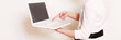 junge Frau mit Laptop