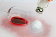 Rotwein Flecken. Rotwein Glas und Salz