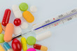Tabletten und Fieberthermometer