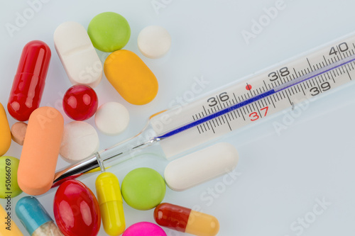 Photo: Tabletten und Fieberthermometer Tabletten und Fieberthermometer