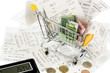 Einkaufswagen, Kassenbons und Geld